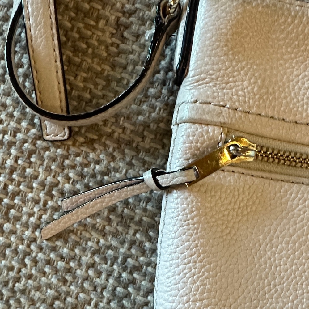 Kate Spade Ivory Crossbody Purse Great Condition!✨ - Picture 3 of 12
